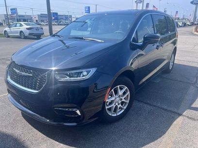 Used 2025 Chrysler Pacifica Select