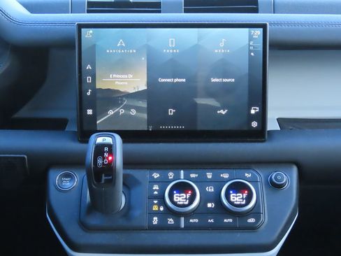 Used 2025 Land Rover Defender 110 X-Dynamic SE image 8