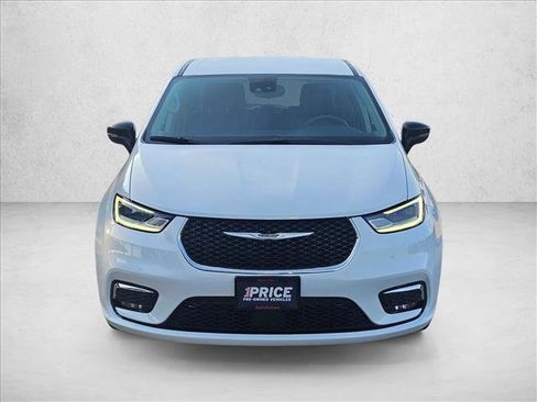Used 2023 Chrysler Pacifica Touring-L FWD image 2