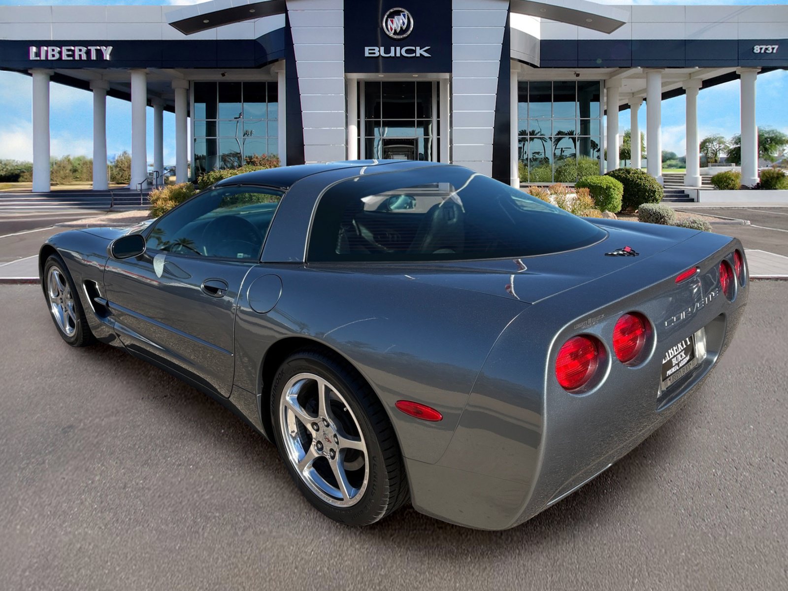 Used 2004 Chevrolet Corvette Coupe w/ Roof Package RWD image 5