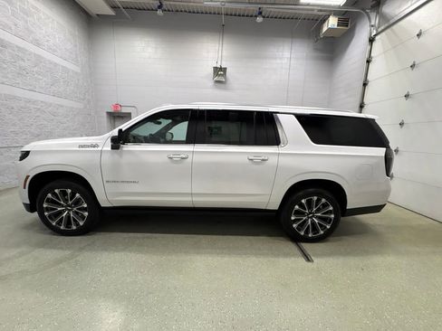 Used 2025 Chevrolet Suburban High Country AWD/4WD image 7