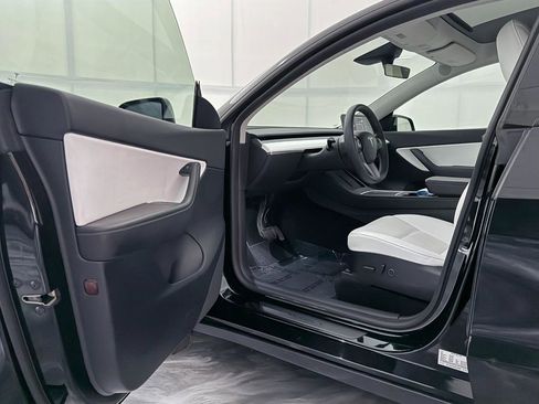 Used 2022 Tesla Model Y Long Range image 17