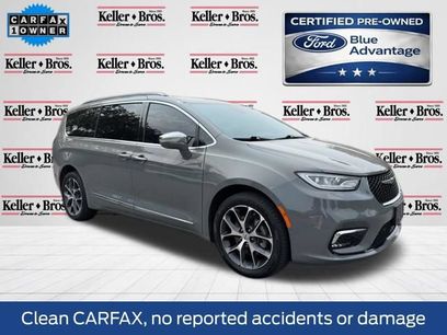Used 2022 Chrysler Pacifica Limited w/ Uconnect Theater Family Group
