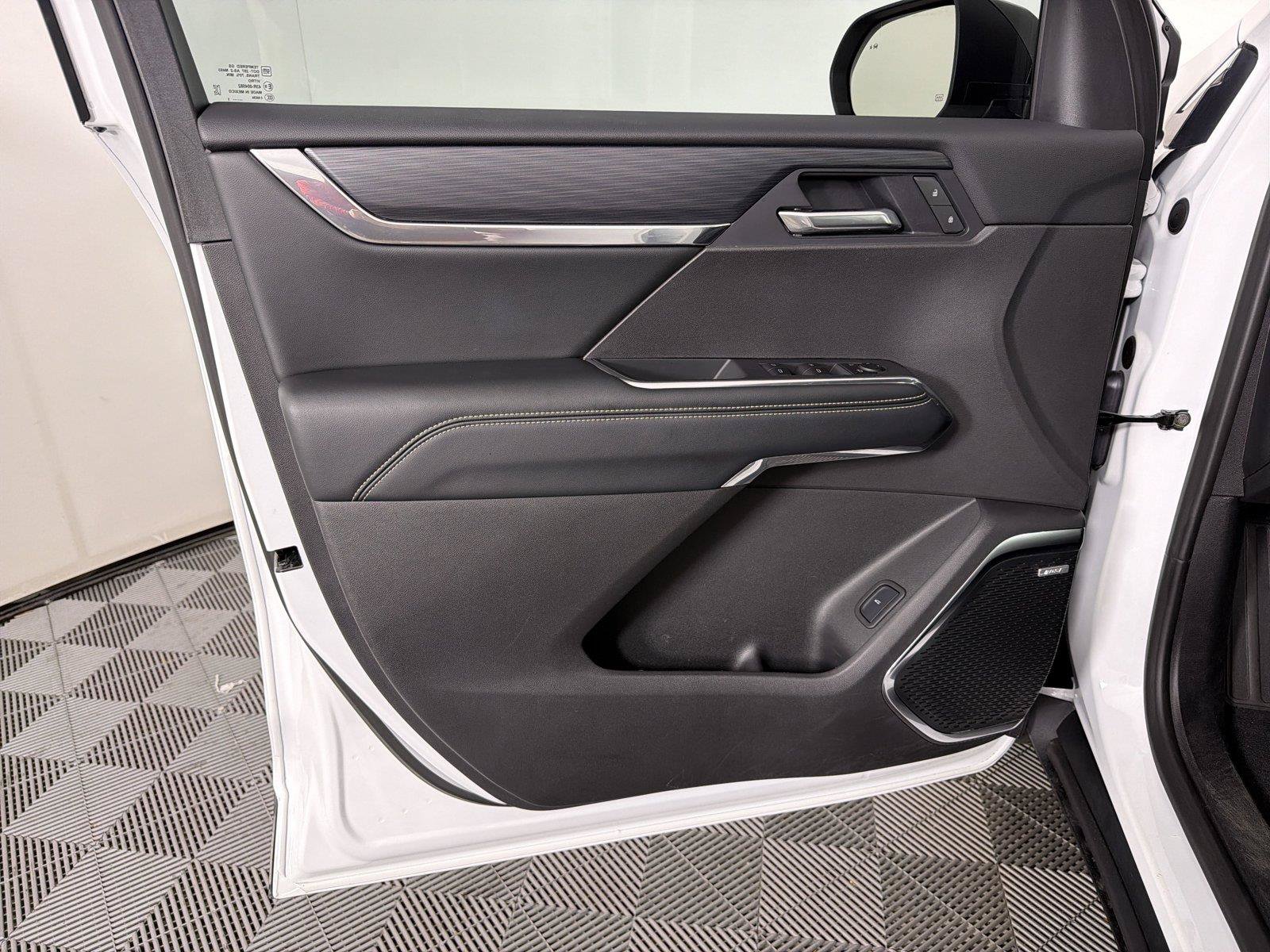 Used 2025 GMC Acadia Elevation w/ Elevation Premium Package FWD image 8