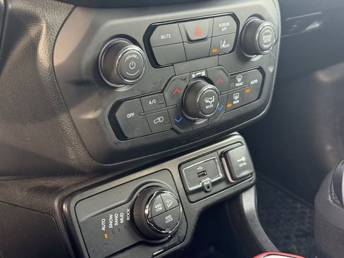 Used 2021 Jeep Renegade Trailhawk w/ Luxury Group III image 20