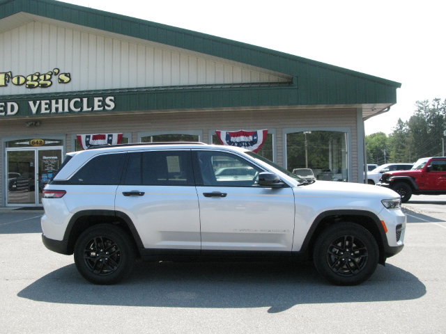 Used 2024 Jeep Grand Cherokee Laredo X w/ Luxury Tech Group I AWD/4WD image 3