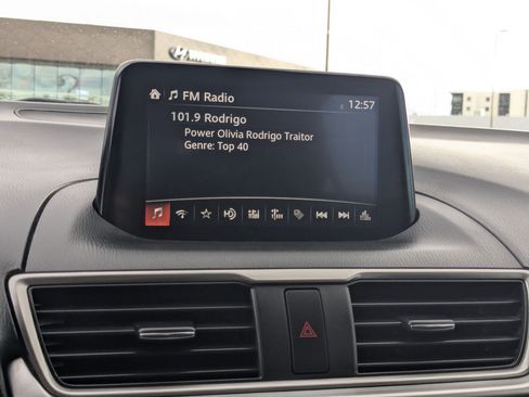 Used 2018 MAZDA MAZDA3 Touring image 21