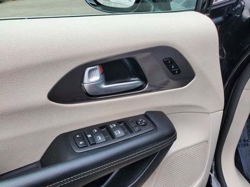 Certified 2024 Chrysler Pacifica Touring-L image 9