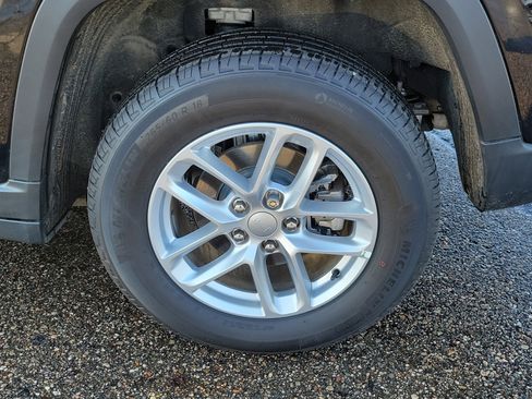 Used 2024 Jeep Grand Cherokee Laredo X image 5