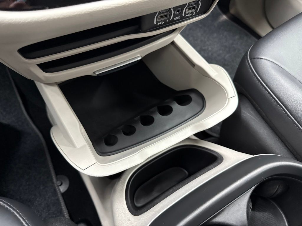 Used 2024 Chrysler Pacifica Touring-L FWD image 29
