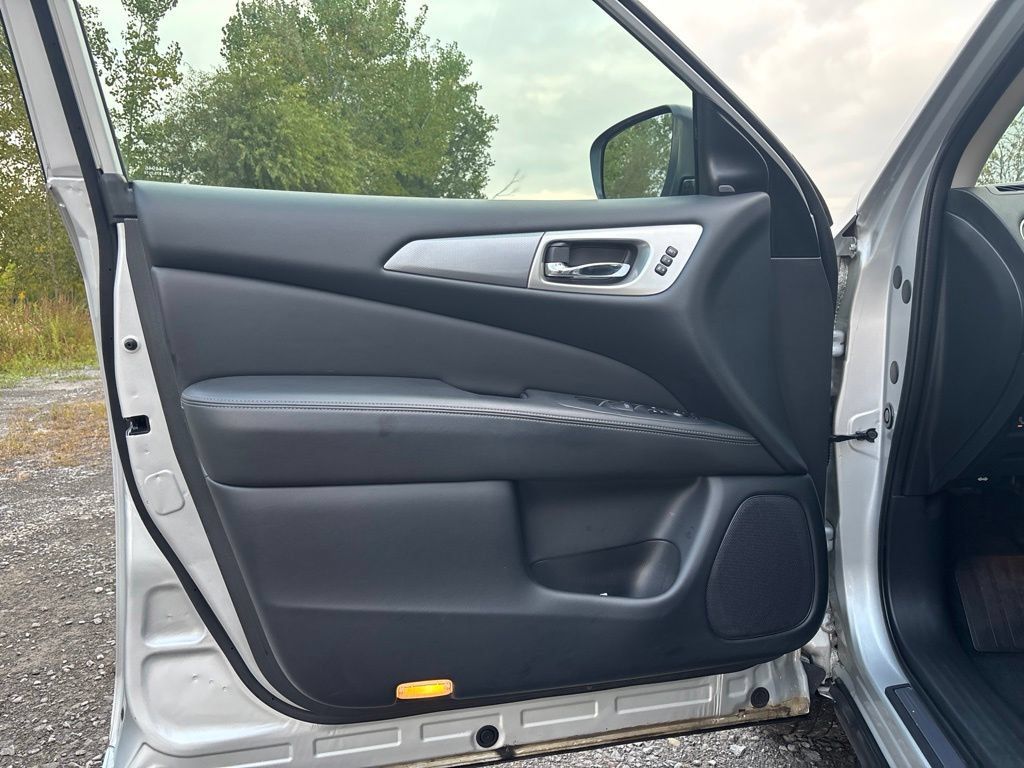 Used 2019 Nissan Pathfinder SL AWD/4WD image 11