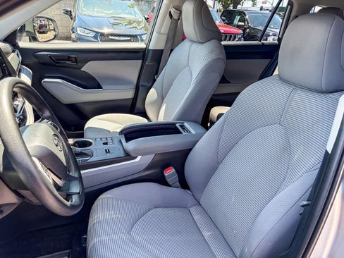 Used 2023 Toyota Highlander L FWD image 16