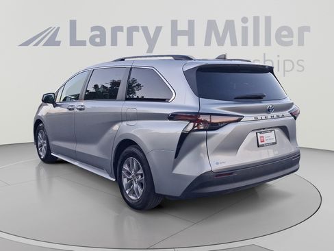 Used 2025 Toyota Sienna XLE FWD image 3