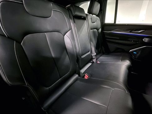 Used 2024 Jeep Grand Cherokee Overland w/ Luxury Tech Group IV AWD/4WD image 34