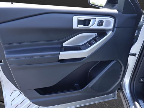 Used 2023 Ford Explorer Limited w/ Limited Technology Package RWD image 12