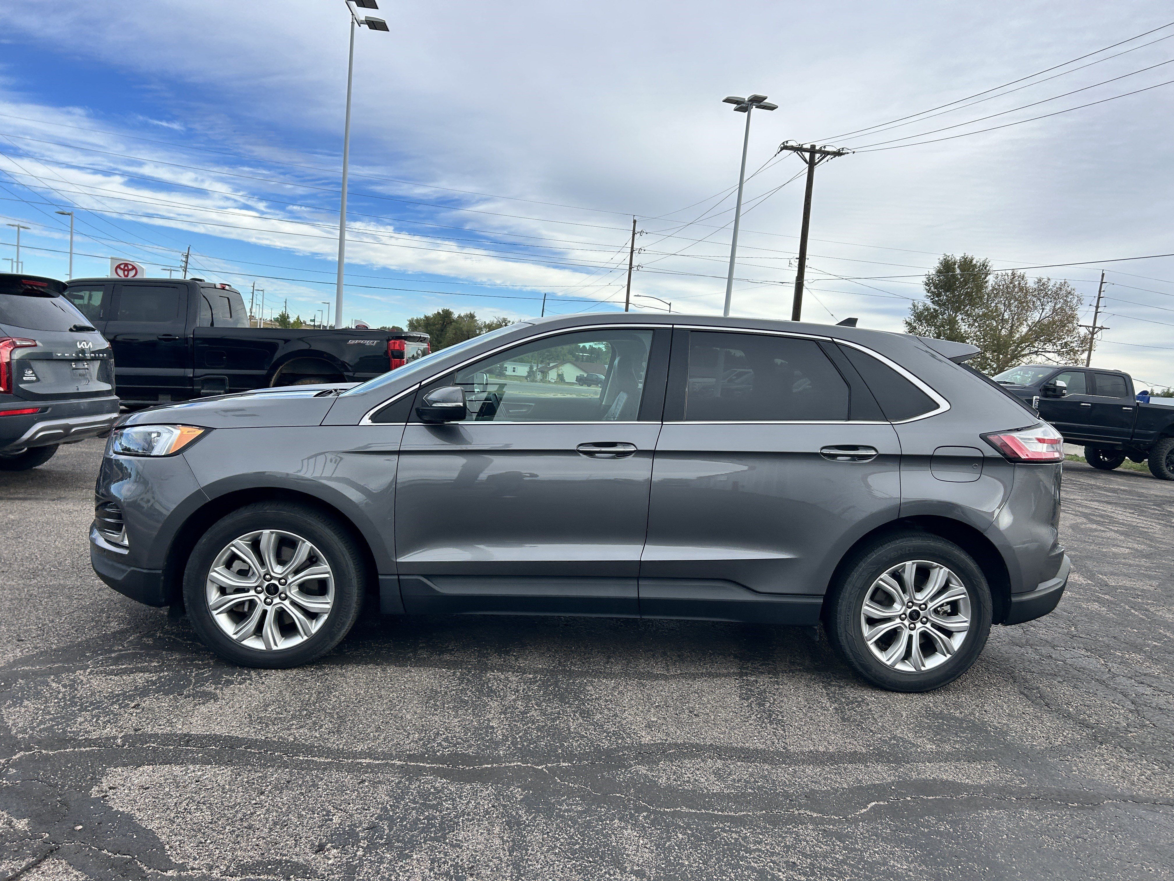 Used 2023 Ford Edge Titanium AWD/4WD image 2