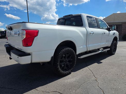 Used 2018 Nissan Titan SV w/ SV Convenience Package AWD/4WD image 8