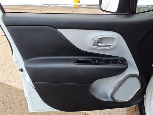 Used 2022 Jeep Renegade Latitude w/ Convenience Group AWD/4WD image 14