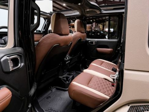 Used 2025 Jeep Wrangler Unlimited Rubicon w/ Technology Group image 75