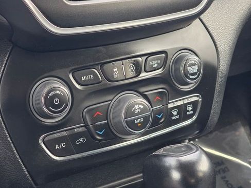 Used 2022 Jeep Cherokee Trailhawk w/ Sound & Nav Group AWD/4WD image 31