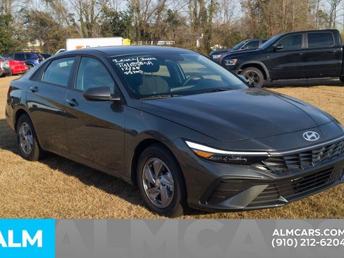 Used 2025 Hyundai Elantra SE image 19