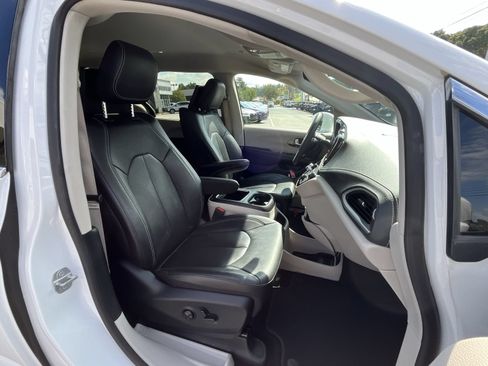 Used 2022 Chrysler Pacifica Touring-L w/ Uconnect Theater Family Group FWD image 28