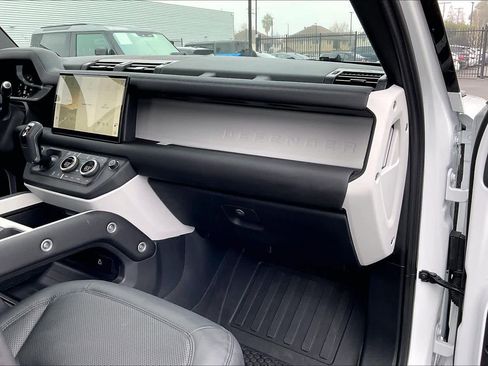 Used 2025 Land Rover Defender 110 S image 19