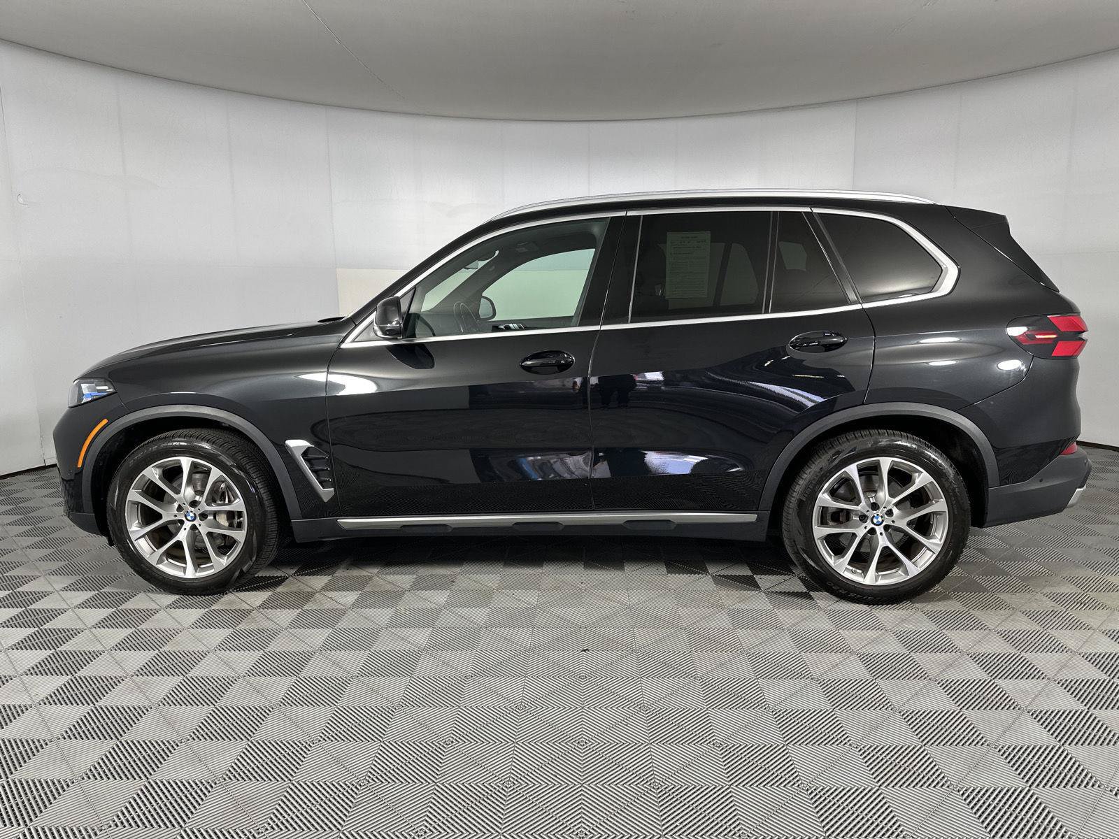 Used 2024 BMW X5 xDrive40i w/ Premium Package AWD/4WD image 4