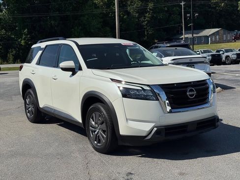 Certified 2024 Nissan Pathfinder SV FWD image 1