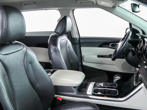 Used 2024 Kia Carnival EX FWD image 27