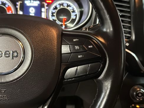 Used 2020 Jeep Cherokee Latitude Plus AWD/4WD image 13