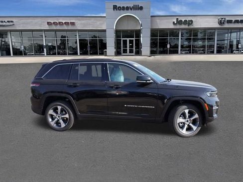 New 2025 Jeep Grand Cherokee Limited w/ Trailer Tow Package AWD/4WD image 2