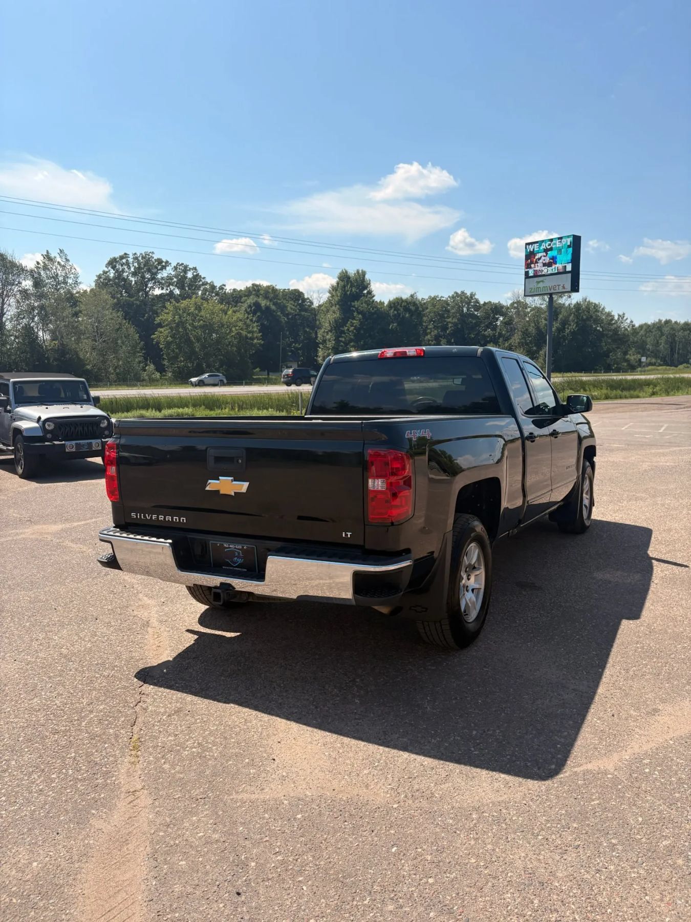 Used 2017 Chevrolet Silverado 1500 LT w/ All Star Edition AWD/4WD image 4