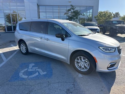 New 2026 Chrysler Pacifica Select image 36