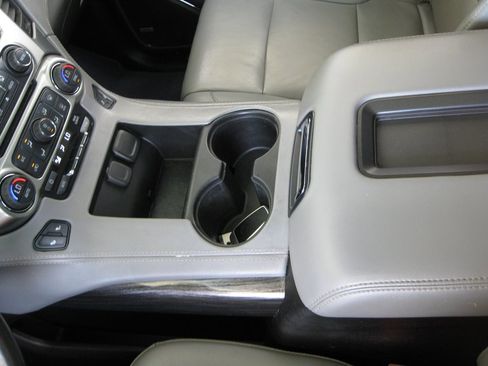 Used 2018 Chevrolet Suburban LT RWD image 25