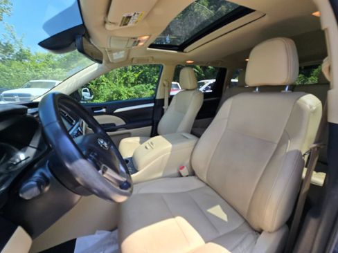 Used 2019 Toyota Highlander XLE FWD image 15
