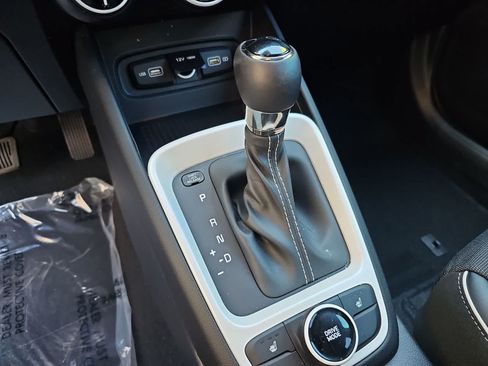 Used 2022 Hyundai Venue Limited FWD image 21