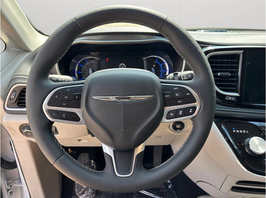 Used 2024 Chrysler Pacifica Limited FWD image 26