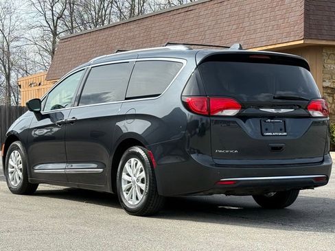 Used 2019 Chrysler Pacifica Touring-L image 3