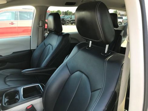 Used 2024 Chrysler Pacifica Limited FWD image 4
