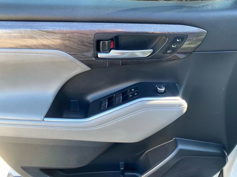 Used 2023 Toyota Highlander Platinum image 28