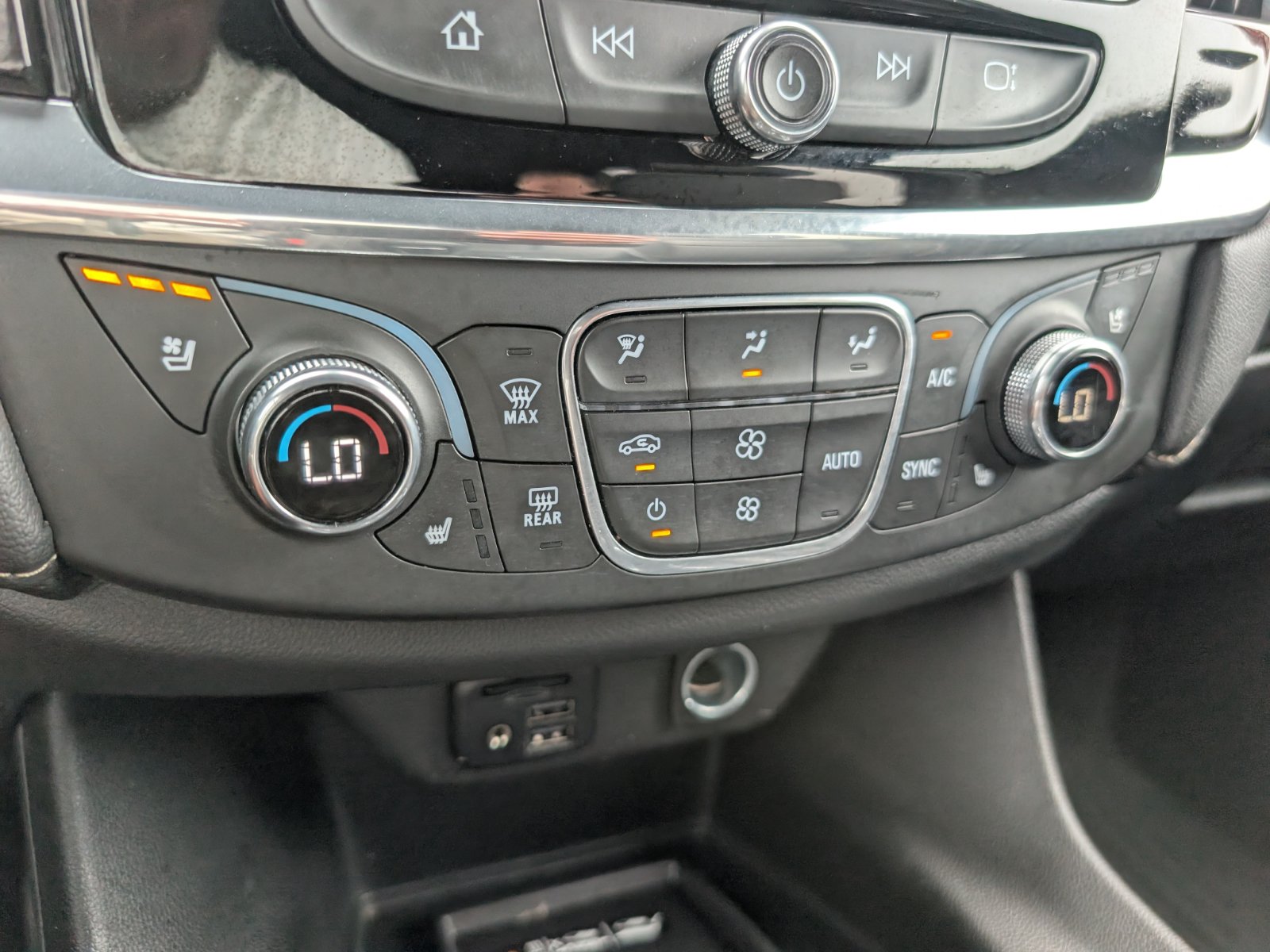 Used 2023 Chevrolet Traverse Premier FWD image 17