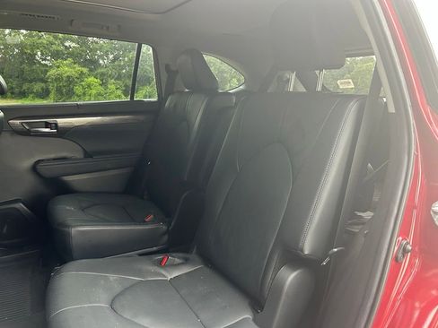 Used 2024 Toyota Highlander Platinum FWD image 14
