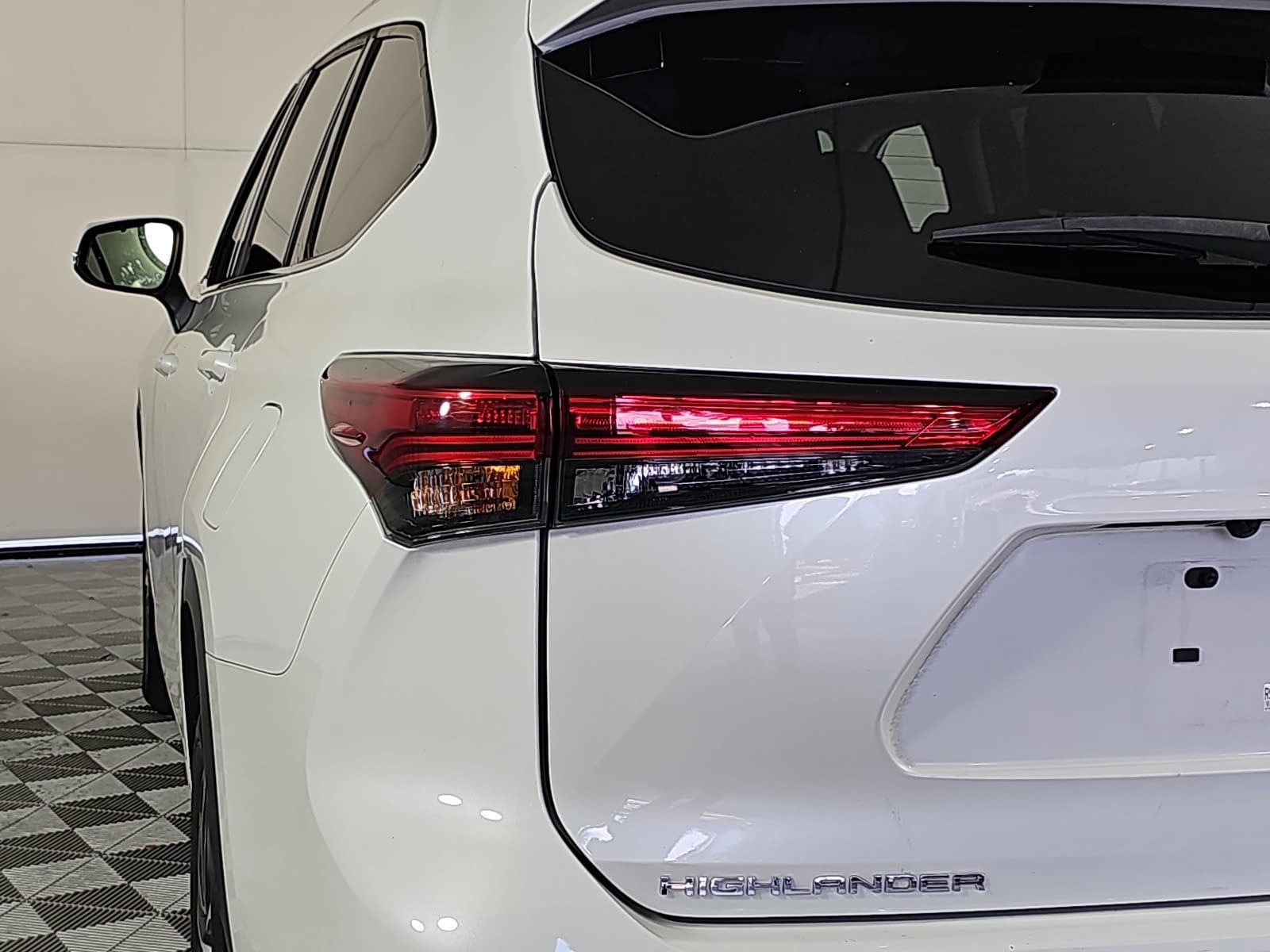 Used 2022 Toyota Highlander XLE FWD image 31