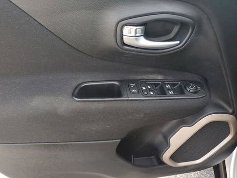 Used 2015 Jeep Renegade Latitude AWD/4WD image 20