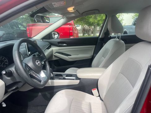 Used 2025 Nissan Altima 2.5 SV FWD image 2