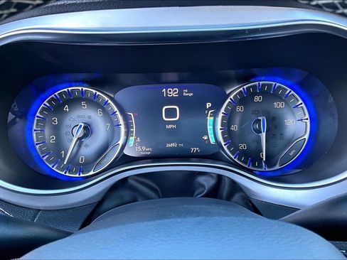 Used 2025 Chrysler Pacifica Limited image 10