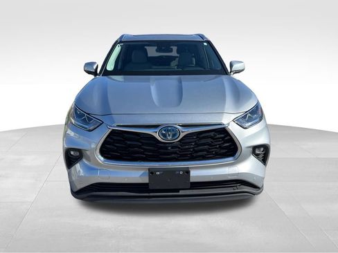 Used 2023 Toyota Highlander Limited image 3