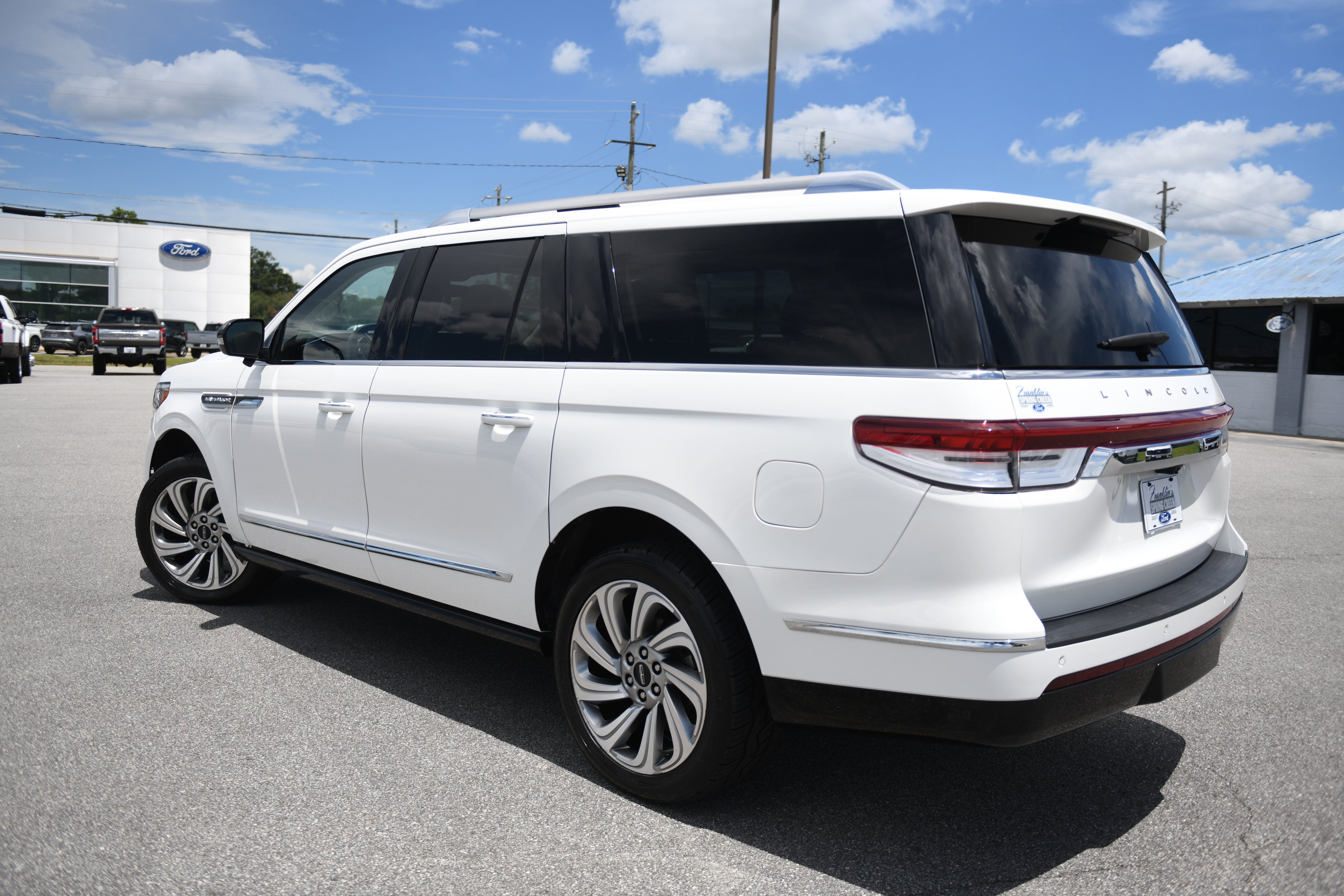 Used 2023 Lincoln Navigator L Reserve AWD/4WD image 7