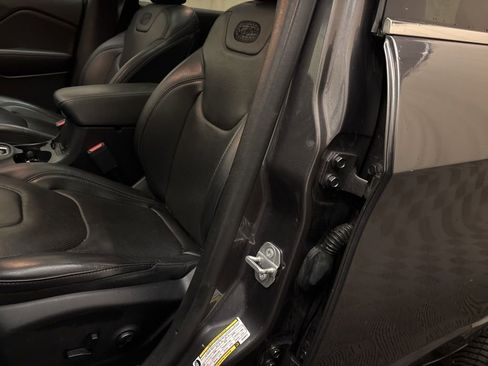 Used 2019 Jeep Cherokee Overland image 11